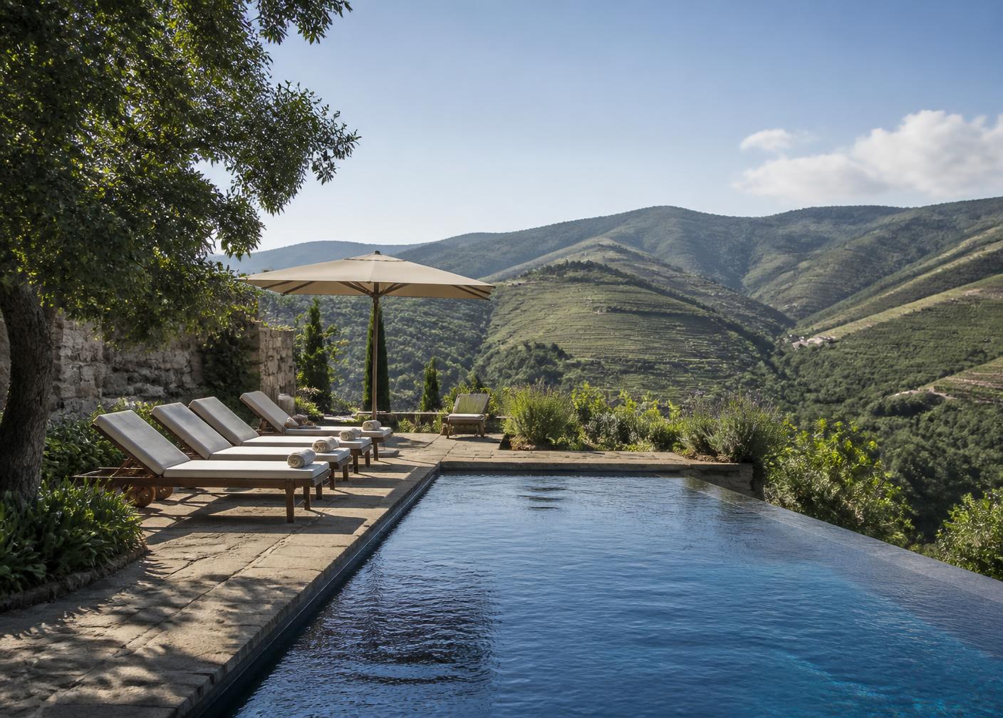 Piscina e área exterior com vista para os socalcos do Douro