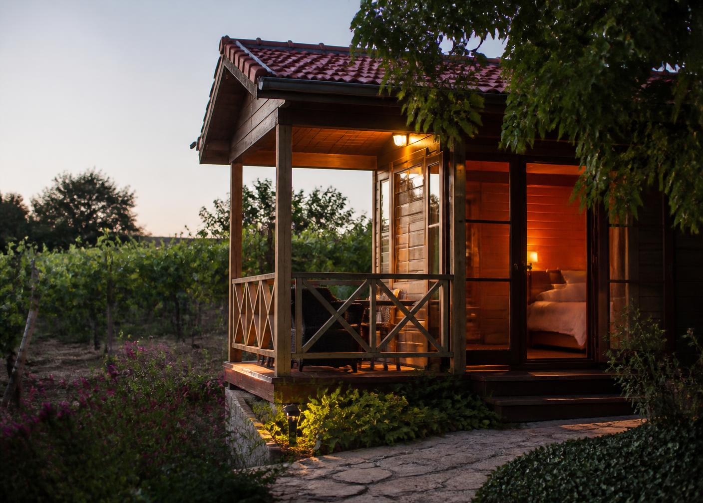 Bungalow de madeira integrado na vinha ao entardecer