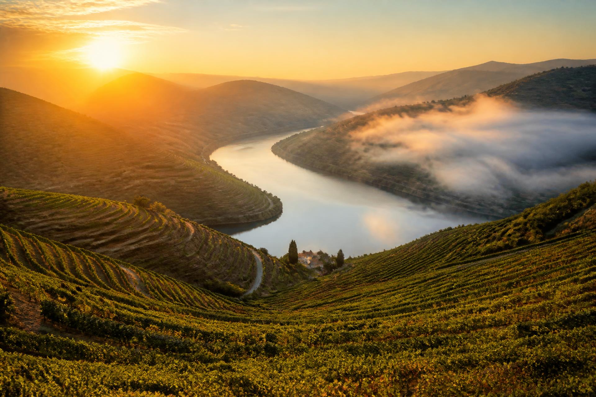 Vista aérea do Vale do Douro, em Portugal, ao final da tarde