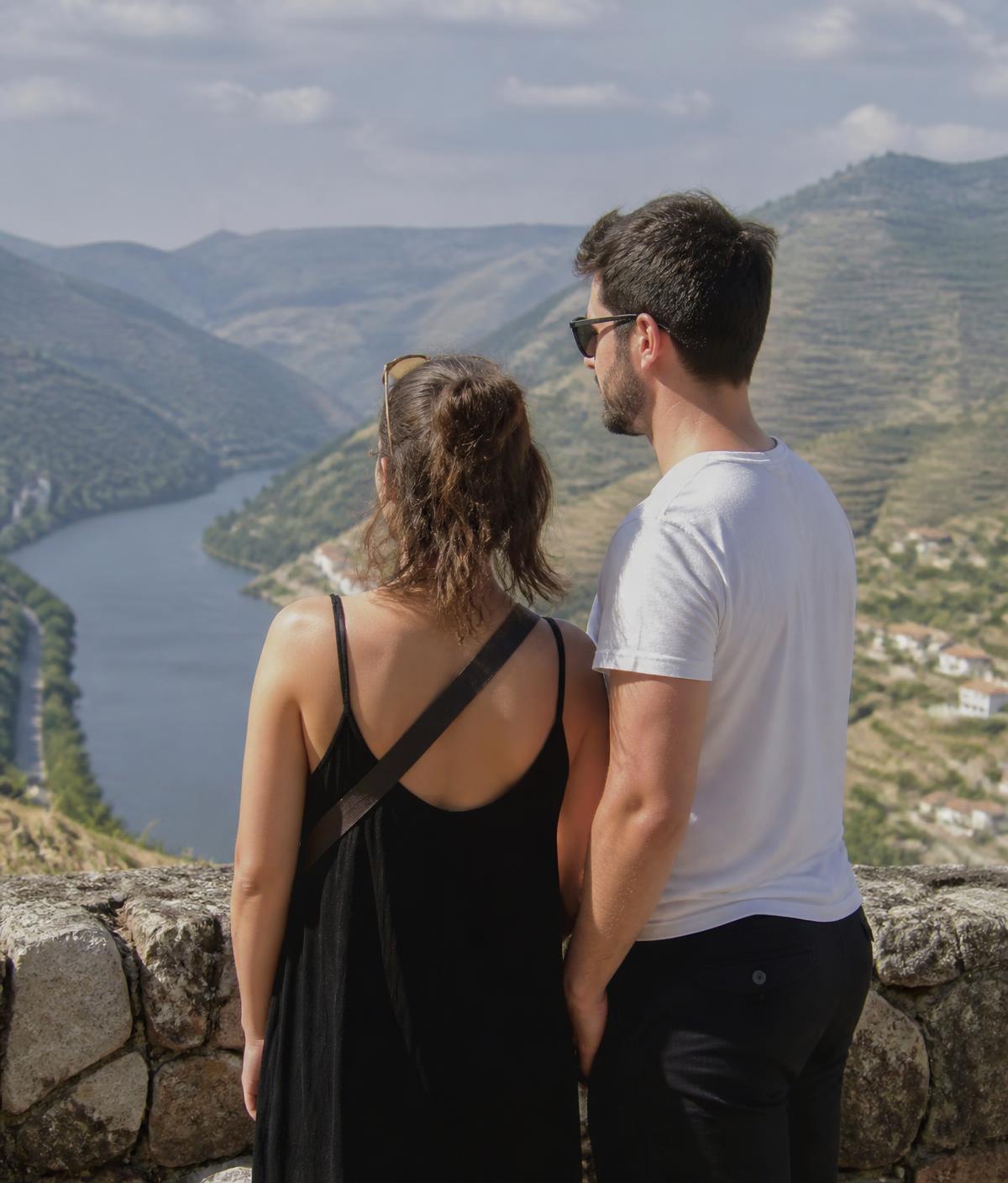 Casal a contemplar a paisagem do Vale do Douro